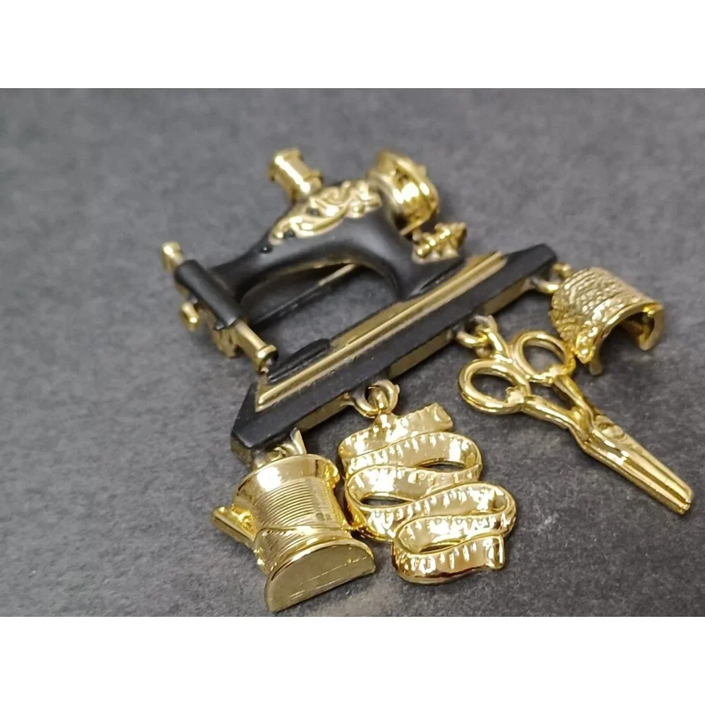 Vintage Danecraft Black/Gold Sewing Machine Brooch/Pin With Charms - Picture 3 of 11